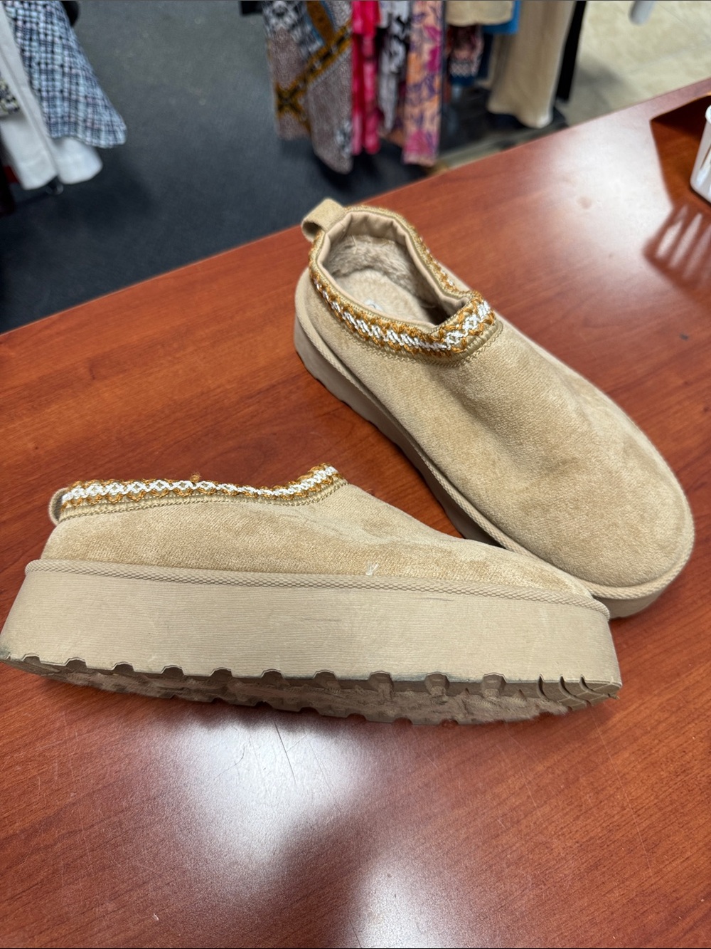 Mudd slippers size 5 // 082804